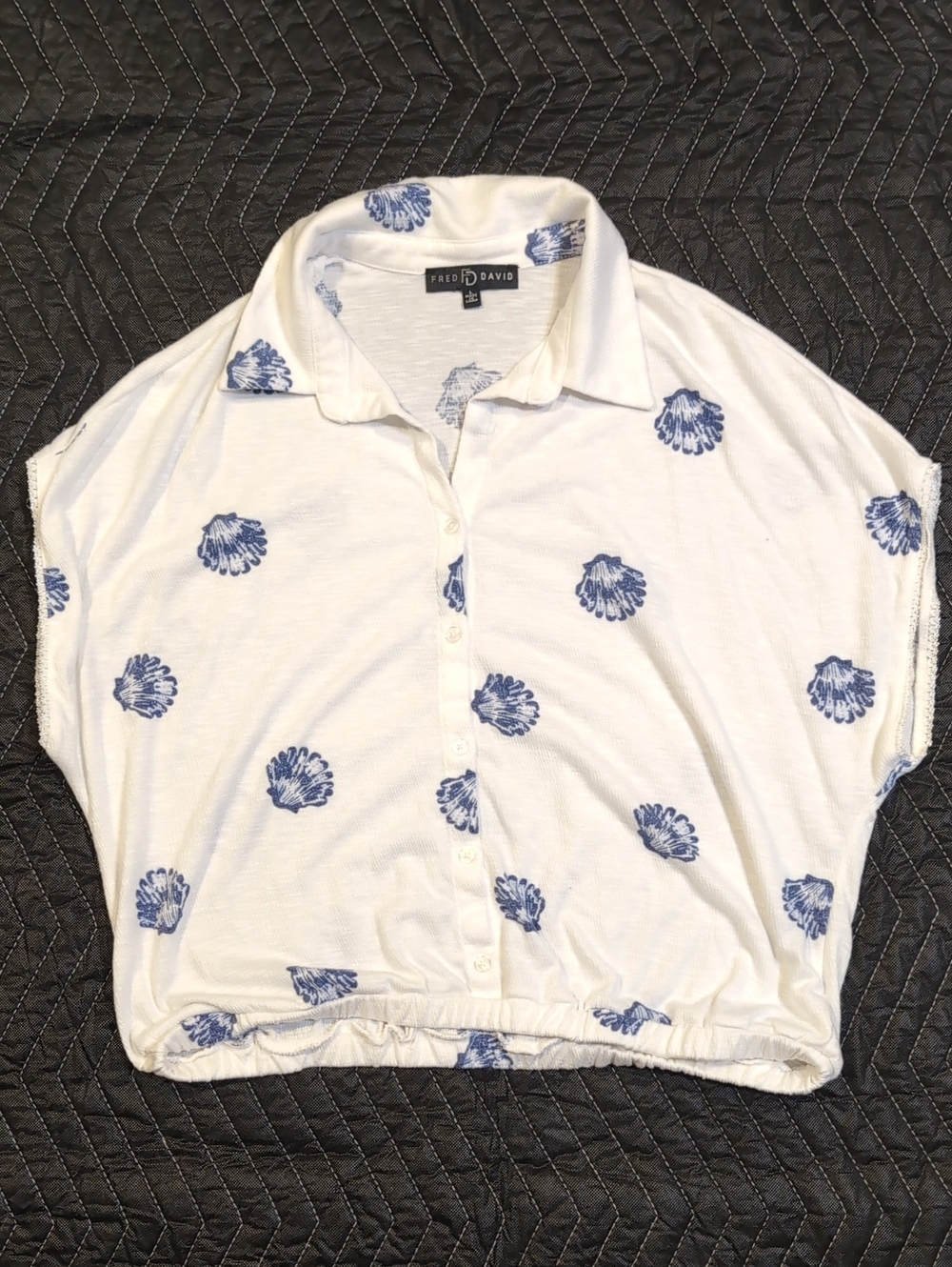 NWOT - Fred David White Button-Front Top with Blue Shell Print - L
